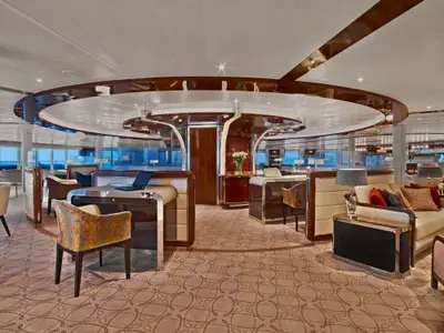 Blick in den großzügigen Seabourn Square an Bord der Seabourn Encore mit gemütlichen Lounge-Sesseln und Arbeitsplätzen.