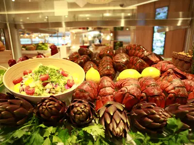 Frische Hummerschwänze, Artischocken und Salat am Buffet in The Colonnade an Bord der Seabourn Encore.