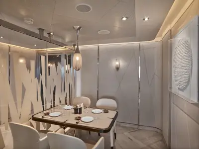 Ein gedeckter Tisch für ein feines Abendessen im Sushi-Restaurant an Bord der Seabourn Encore mit stilvoller Wandgestaltung.