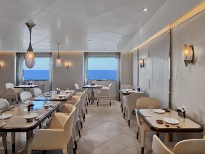 Elegantes Sushi-Restaurant an Bord der Seabourn Encore mit modern gedeckten Tischen und weiten Fenstern zum Meer.