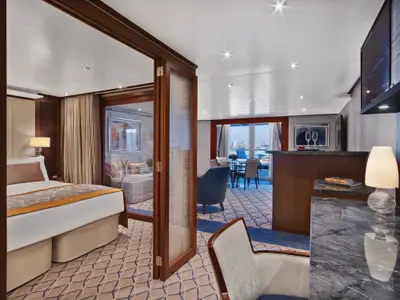 Blick in die luxuriöse Penthouse Spa Suite an Bord der Seabourn Encore mit elegantem Schlafzimmer und hellem Wohnbereich.