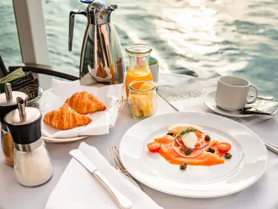 Ein reichhaltiges Frühstück mit Lachs, Croissants und Saft auf der Veranda an Bord der Seabourn Ovation.