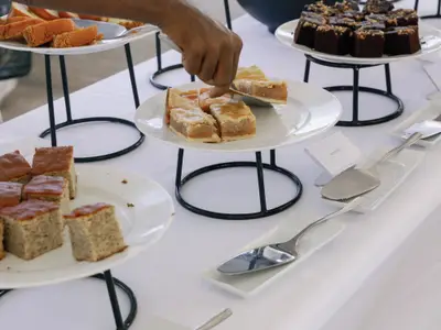 Ein reichhaltiges Dessertbuffet an Bord der Seabourn Ovation mit verschiedenen Kuchenstücken wie Apfelkuchen.
