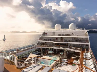 Das elegante Pooldeck an Bord der Seabourn Ovation mit Whirlpools, Liegen und Blick auf das Meer.