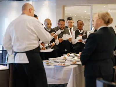 Die Restaurant-Crew bei einer Vorbesprechung und Verkostung mit dem Küchenchef an Bord der Seabourn Ovation.