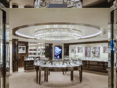 Blick in die luxuriöse Schmuckboutique an Bord der Seabourn Ovation mit einem großen Kristalllüster.