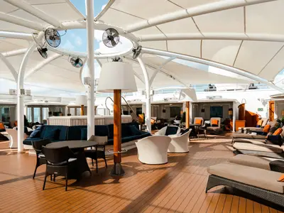 Das exklusive Sonnendeck 'The Retreat' an Bord der Seabourn Ovation mit bequemen Liegen und Sonnensegel.