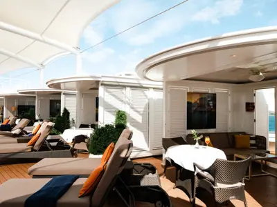 Luxuriöser Außenbereich "The Retreat" an Bord der Seabourn Ovation mit gemütlichen Sonnenliegen, privaten Cabanas und Tischen.