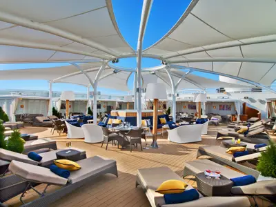 Blick auf das luxuriös gestaltete Sonnendeck an Bord der Seabourn Ovation mit bequemen Liegestühlen und eleganten Baldachinen.