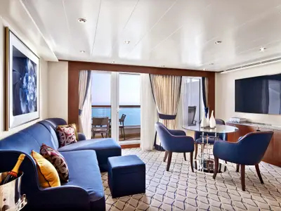 Die stilvoll eingerichtete Suite an Bord der Seabourn Ovation bietet einen weiten Blick auf das blaue Meer.