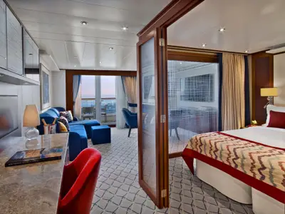Eine luxuriöse Penthouse Suite an Bord der Seabourn Ovation mit getrenntem Wohn- und Schlafbereich und Meerblick.