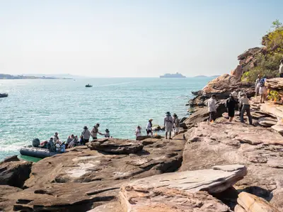 Passagiere der Seabourn Pursuit steigen von Zodiac-Booten auf die felsige Küste der Kimberley-Region in Australien.