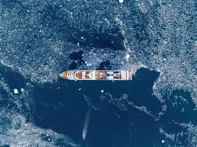 Spektakuläre Luftaufnahme der Seabourn Quest inmitten von unzähligen Eisschollen im tiefblauen Polarmeer.
