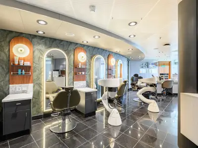 Der elegante Salon an Bord der Seabourn Quest mit modernen Friseurstühlen, hinterleuchteten Spiegeln und futuristischen Waschbecken.