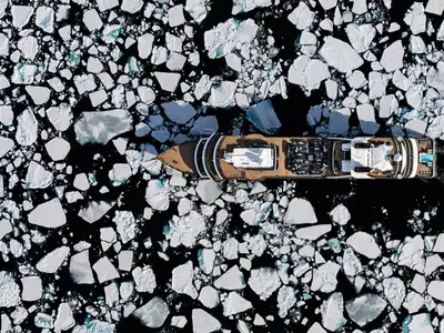 Eine beeindruckende Luftaufnahme der Seabourn Venture, wie sie sich einen Weg durch dichtes arktisches Packeis bahnt.