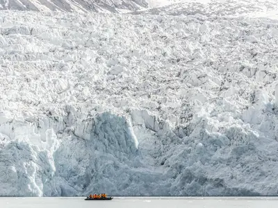 Blick auf eine zerklüftete und eisblaue Gletscherwand während einer Grönland-Expedition der Seabourn Venture.