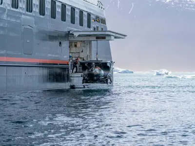 Ein bordeigenes U-Boot wird an der Seite der Seabourn Venture im arktischen Meer bei Grönland herabgelassen.
