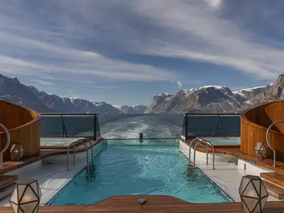 Der Infinity-Pool und Whirlpools am Heck der Seabourn Venture bieten eine spektakuläre Aussicht auf die eisigen Berge und Fjorde Grönlands.