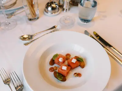Eine kunstvoll angerichtete Vorspeise mit Melone und Feta im Restaurant an Bord der Seabourn Venture.