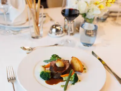 Ein elegant angerichtetes Hauptgericht mit Steak und Gemüse an Bord der Seabourn Venture.